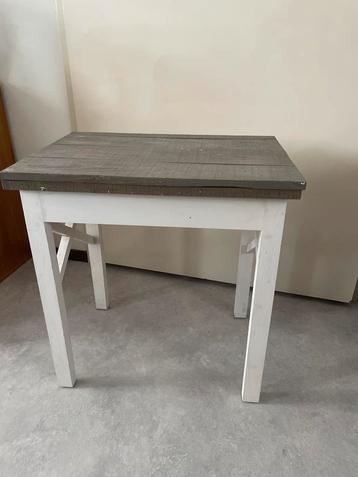 Leuk Bijzettafeltje met Houten Blad beschikbaar voor biedingen