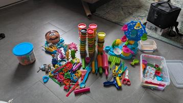 Meerdere sets Play Doh klei + accessoires+ klei beschikbaar voor biedingen