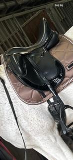 Award zadel met lak en stenen, Dieren en Toebehoren, Paarden en Pony's | Zadels, Ophalen of Verzenden, Zo goed als nieuw, Dressuur