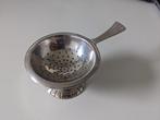Verzilverde thee zeef met lekbakje, H. Hooijkaas, DE, Huis en Inrichting, Keuken | Keukenbenodigdheden, Ophalen of Verzenden, Gebruikt