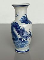 Oude Chinese blauw witte vaas met draken decor., Ophalen of Verzenden