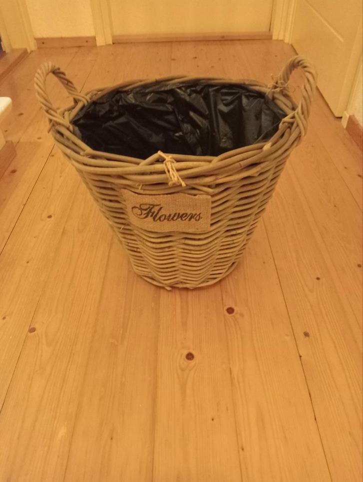 Wilgen bloemenmand met plastic binnenkant, Tuin en Terras, Bloembakken en Plantenbakken, Ophalen