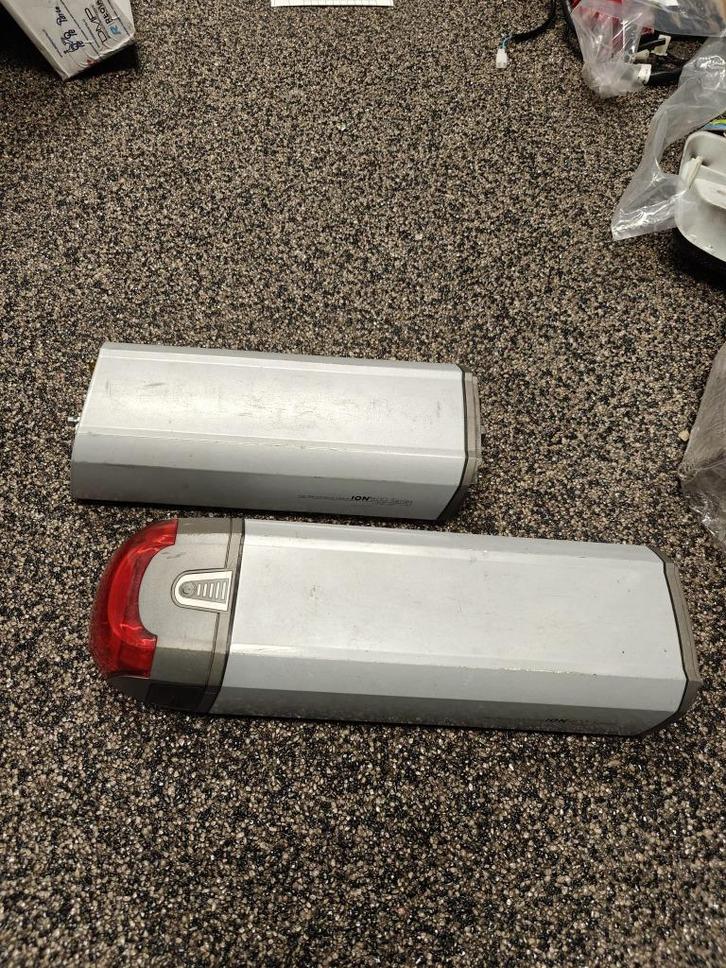 Batavus Sparta Koga ion accu drager defect 2 stuks, Fietsen en Brommers, Fietsaccessoires | Fietsaccu's, Gebruikt, Ophalen of Verzenden