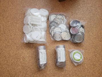Set om 200 buttons van 75 mm. te maken beschikbaar voor biedingen