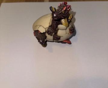 Drakenbeeld uit ei beschikbaar voor biedingen