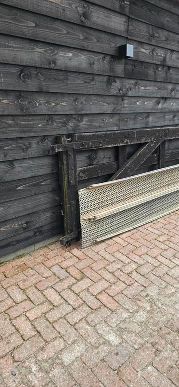 Antiek land hek met onderligger van beton  beschikbaar voor biedingen