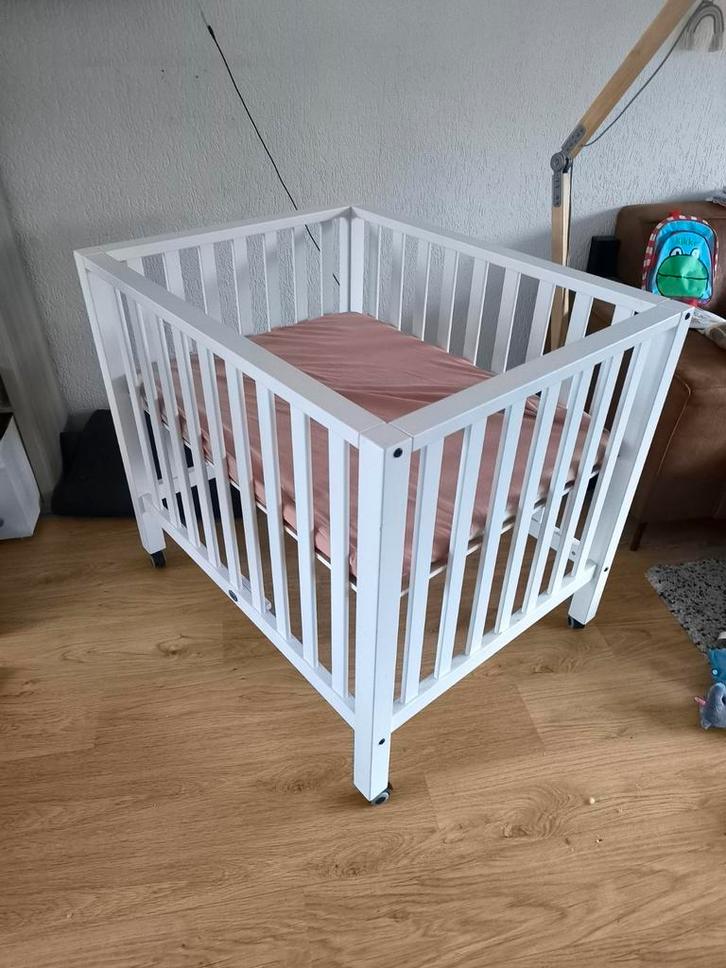 Box merk: twf Timo  met matrasje staat op wieltjes, Kinderen en Baby's, Boxen, Zo goed als nieuw, Rechthoekig, Wieltjes, Ophalen