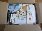 Doos met 9 kg enveloppen, FDC's ,kaarten, enz., Postzegels en Munten, Postzegels | Volle albums en Verzamelingen, Ophalen, Nederland en Buitenland