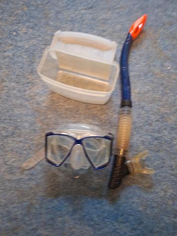 Duikbril en snorkel set beschikbaar voor biedingen