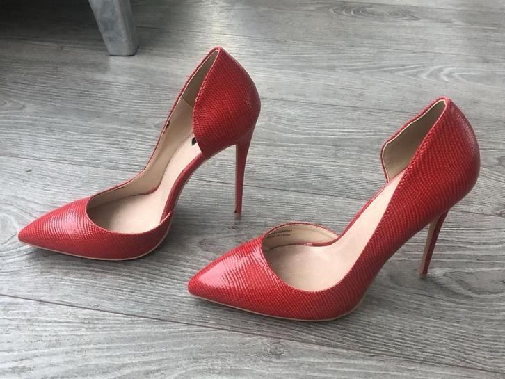 rode pumps (40, valt klein), Kleding | Dames, Schoenen, Nieuw, Pumps, Rood, Ophalen of Verzenden