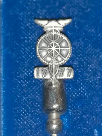 1777 De Maatschappij zilver speldje in luxe doosje  beschikbaar voor biedingen