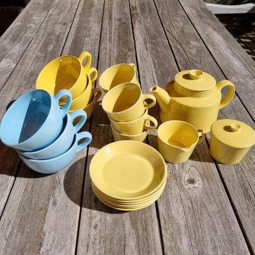 Theeservies en soepkommen in geel en blauw beschikbaar voor biedingen