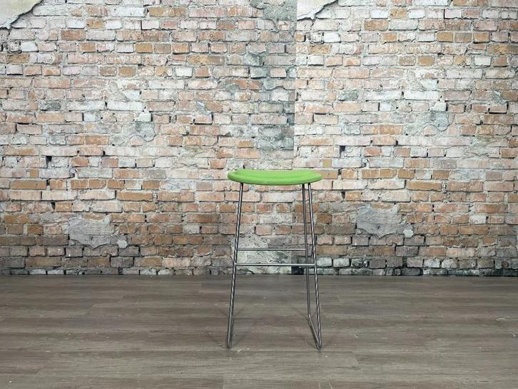Cappellini Hi Pad Stool groen bij TheReSales, Huis en Inrichting, Barkrukken, Zo goed als nieuw, 60 tot 90 cm, Metaal, 1 kruk