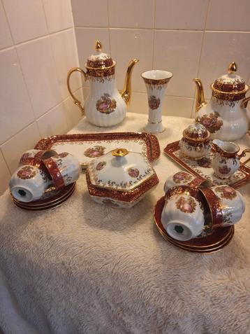 Antiek Porseleinen Servies met Gouden Details beschikbaar voor biedingen