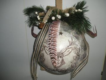 Hangende kerstbal met afbeelding hert beschikbaar voor biedingen