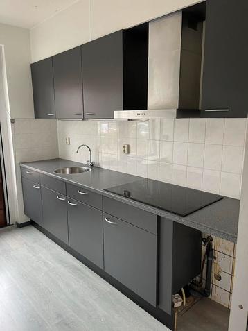 Bruynzeel Grijze Keuken met Apparatuur beschikbaar voor biedingen