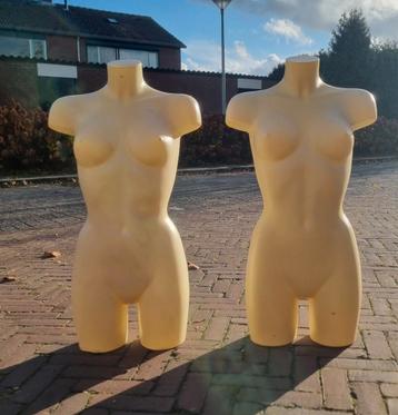 Twee etalagepoppen torso beschikbaar voor biedingen