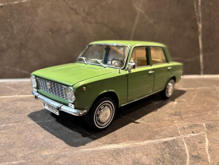 IST Seat 124 sedan groen 1:18 Fiat 124, Hobby en Vrije tijd, Modelauto's | 1:18, Zo goed als nieuw, Auto, Overige merken, Ophalen of Verzenden