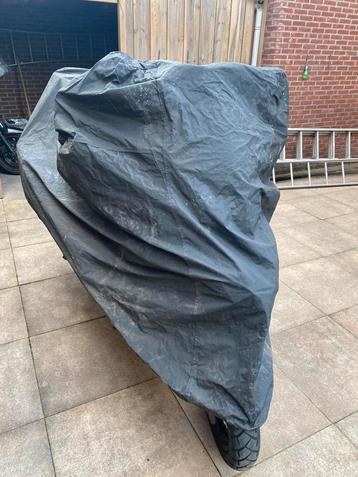 Motorhoes zeer goede staat Grootste afmeting 245×80×145cm) beschikbaar voor biedingen