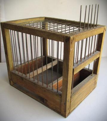 Vogelkooi~Antiek Houten Vogelkooitje~18 x 13 en 15 hoog beschikbaar voor biedingen
