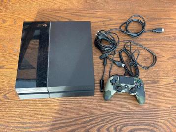 PlayStation 4 (Gebruikt) + Controller met Draad beschikbaar voor biedingen