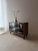 Walnoot vitrinekast jaren 60 met glazen schuifdeuren, Huis en Inrichting, Kasten | Overige, Ophalen of Verzenden, Gebruikt