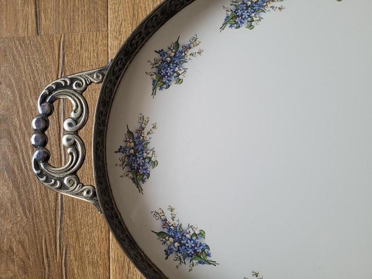 Puntgaaf porseleinen dienblad met verzilverd montuur 36 cm., Antiek en Kunst, Antiek | Porselein, Ophalen of Verzenden