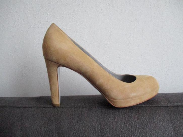 Sergio Rossi. Suède pumps. Beige. Mt. 38,5, Kleding | Dames, Schoenen, Zo goed als nieuw, Pumps, Beige, Ophalen of Verzenden