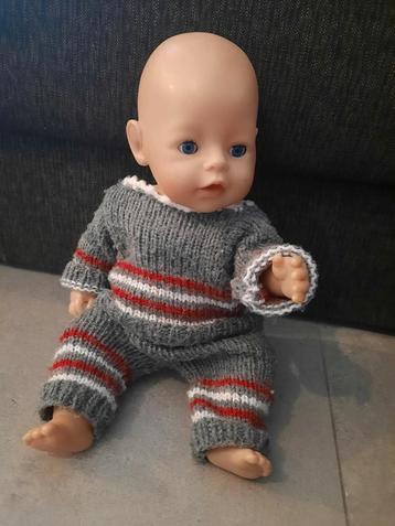 Leuke Babypop met kleding beschikbaar voor biedingen