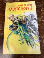Fausto Koppie - Anke de Vries, Boeken, Ophalen of Verzenden, Gelezen, Lopen en Fietsen