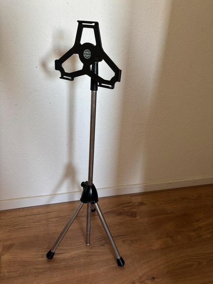 K&M Tablet Standaard 19793 – Verstelbare Tripod Houder, Muziek en Instrumenten, Standaards, Zo goed als nieuw, Muziekstandaard