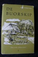 DE BUORSKIP DH Kiestra deel 1 Ien wike utbuorren kffb 145, Ophalen of Verzenden, Gelezen, Nederland