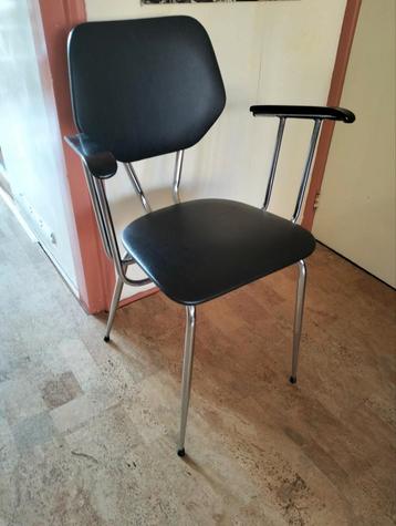 Vintage jaren 60 buisframe stoel beschikbaar voor biedingen