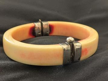 etnische armband, van organisch materiaal met zilver  beschikbaar voor biedingen