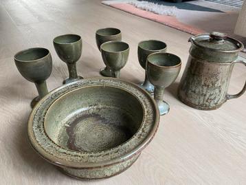 Groen geglazuurde servies met schaal, kan en 6 bekers beschikbaar voor biedingen