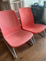 Twee tuinstoelen voor een bosje bloemen., Ophalen of Verzenden, Gebruikt