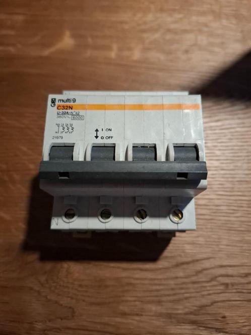 Diverse Merlin Gerin: B16, C20, 25A, 35A, C63, Hobby en Vrije tijd, Elektronica-componenten, Zo goed als nieuw, Ophalen of Verzenden
