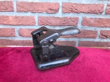 leuke antieke perforator beschikbaar voor biedingen