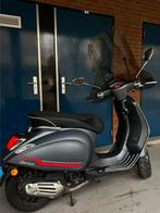 Gloednieuwe vespa sprint grijs mat, Fietsen en Brommers, Scooters | Vespa, Maximaal 25 km/u, Benzine, Ophalen of Verzenden, Vespa S