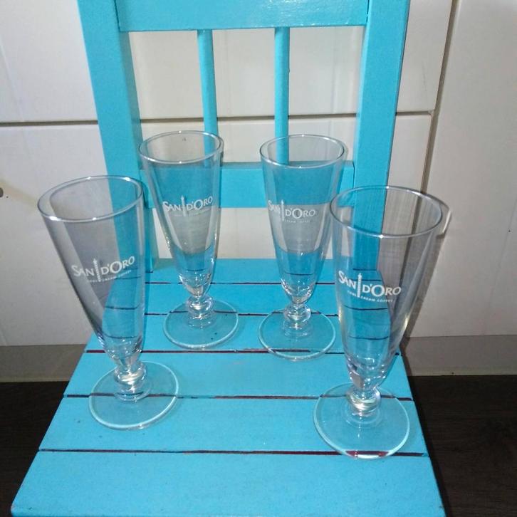 San d'oro glaasjes cool cream coffee 4 stuks, Huis en Inrichting, Keuken | Servies, Gebruikt, Glas of Glazen, Overige stijlen
