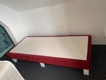 Gratis 1 persoons bed / boxspring rood op poten beschikbaar voor biedingen