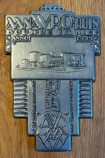Gedenkplaatje AVRO 1935 beschikbaar voor biedingen