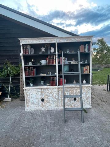 BOEKENKAST  beschikbaar voor biedingen
