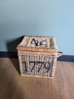 Rieten mand met deksel - voor decoratie of speelgoed, Huis en Inrichting, Woonaccessoires | Schalen en Manden, Mand, Ophalen of Verzenden