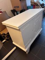 Witte sierlijke kast met details - Antiek look meubelstuk, Antiek en Kunst, Antiek | Meubels | Kasten, Ophalen