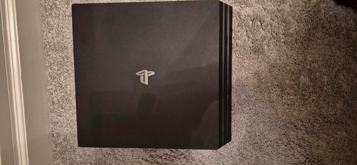Playstation 4 Pro 1tb in doos, Spelcomputers en Games, Spelcomputers | Sony PlayStation 4, Zo goed als nieuw, Pro, 1 TB, Met 2 controllers