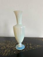 Opaline vaas met gedraaide textuur, Overige kleuren, Verzenden, Minder dan 50 cm, Glas