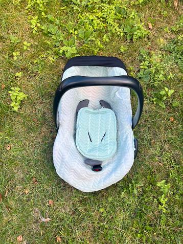 Maxi Cosi Pebble Car Seat + Familyfix Base beschikbaar voor biedingen