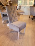 *OPRUIMING* 4 Landelijke Eetkamerstoelen Liana kleur Ivoor 6, Huis en Inrichting, Stoelen, Overige kleuren, Landelijke eetkamerstoelen knoopjes kleur champagne stof