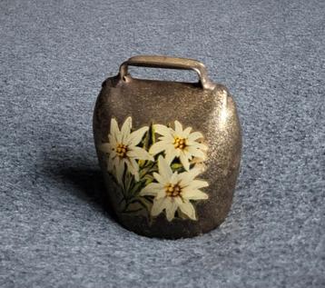 Oude koeienbel met edelweiss  beschikbaar voor biedingen